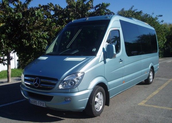 Minibus Mercedes 9 Pax Deluxe